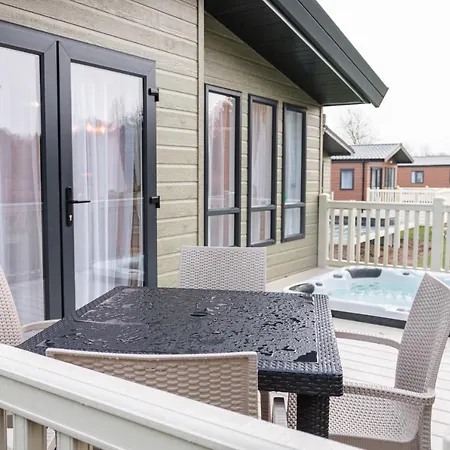 Lodge The White Rose With Hot Tub *