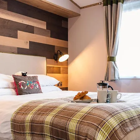 The White Rose With Hot Tub Lodge *