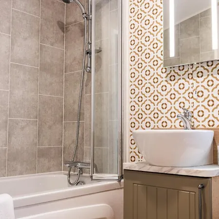 The White Rose With Hot Tub Lodge