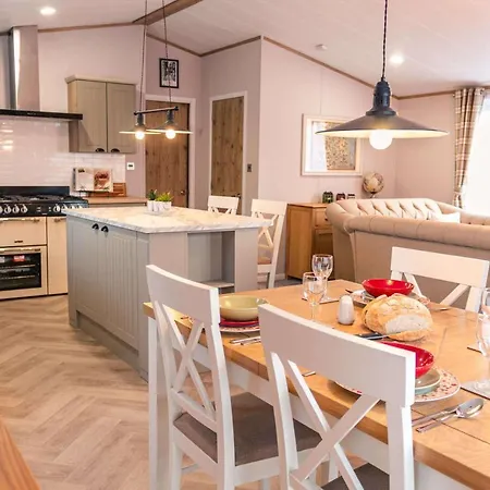 The White Rose With Hot Tub *