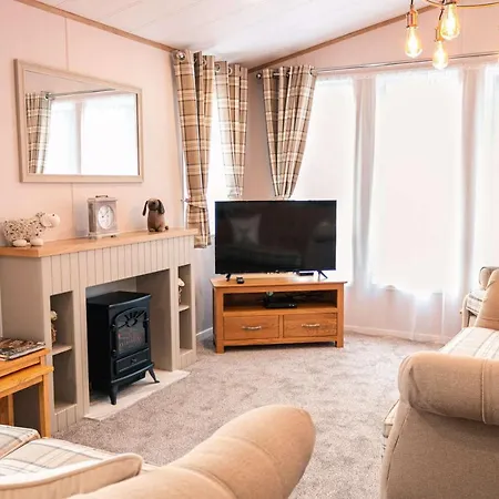 The White Rose With Hot Tub *