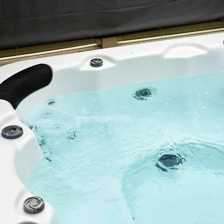 Chalet The White Rose With Hot Tub