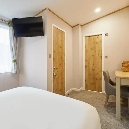 The White Rose With Hot Tub Chalet *
