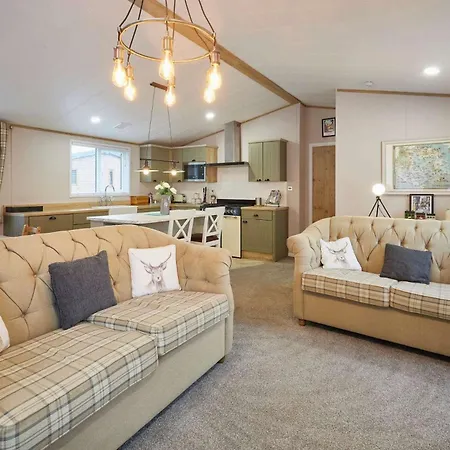 The White Rose With Hot Tub Chalet York