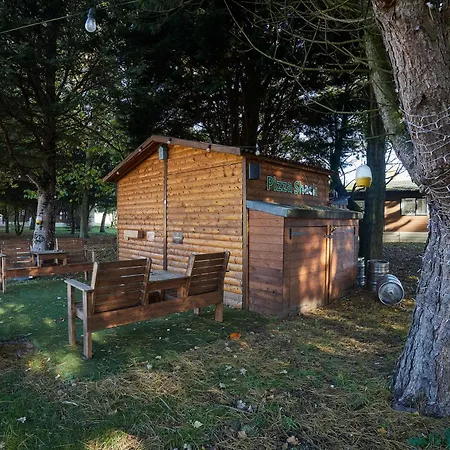 The White Rose With Hot Tub Chalet