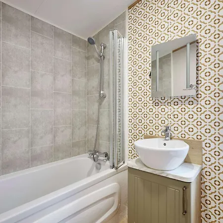 The White Rose With Hot Tub Chalet York
