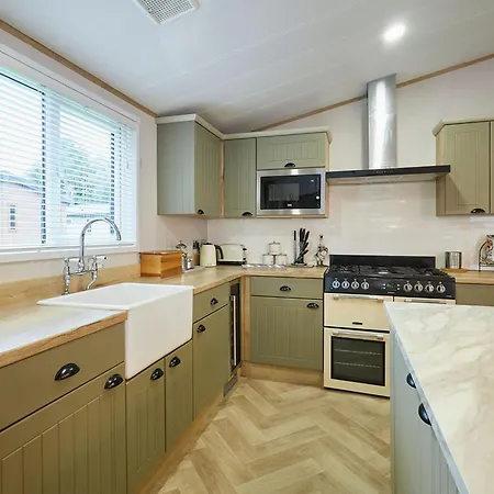 The White Rose With Hot Tub Chalet York