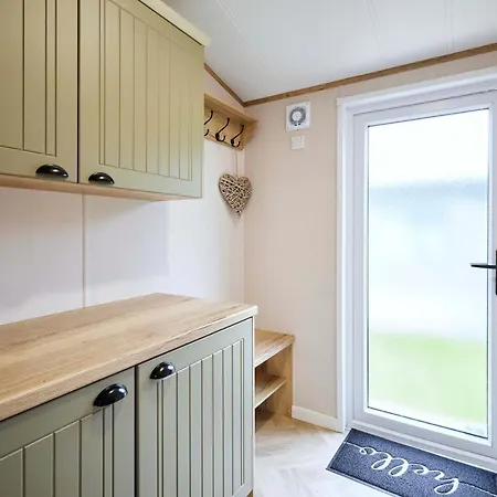 The White Rose With Hot Tub Chalet *