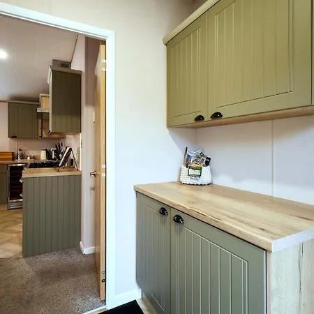 The White Rose With Hot Tub Chalet York