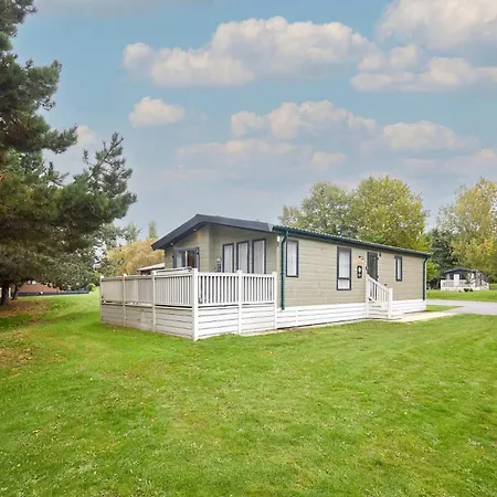 The White Rose With Hot Tub Chalet