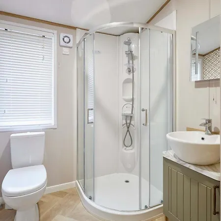 The White Rose With Hot Tub Chalet York