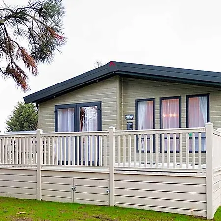 Chalet The White Rose With Hot Tub York