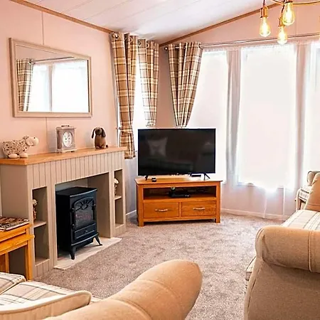 The White Rose With Hot Tub Chalet