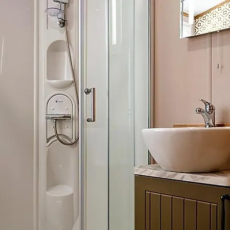 Chalet The White Rose With Hot Tub