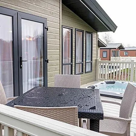The White Rose With Hot Tub *