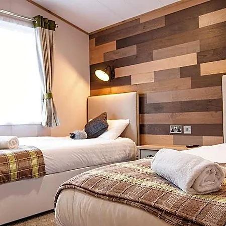 Chalet The White Rose With Hot Tub York