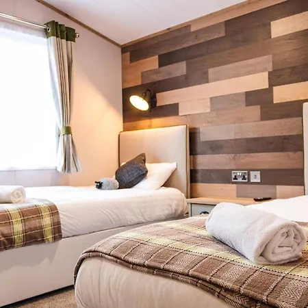 The White Rose With Hot Tub *