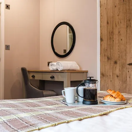 The White Rose With Hot Tub