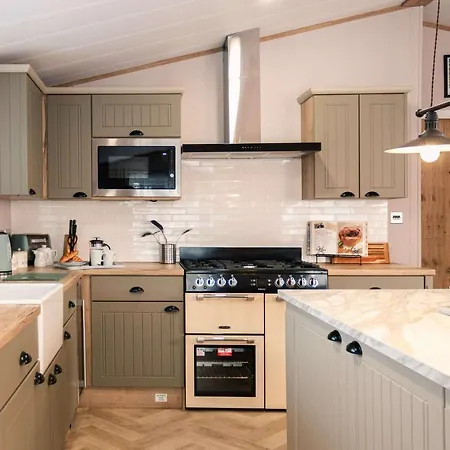 The White Rose With Hot Tub